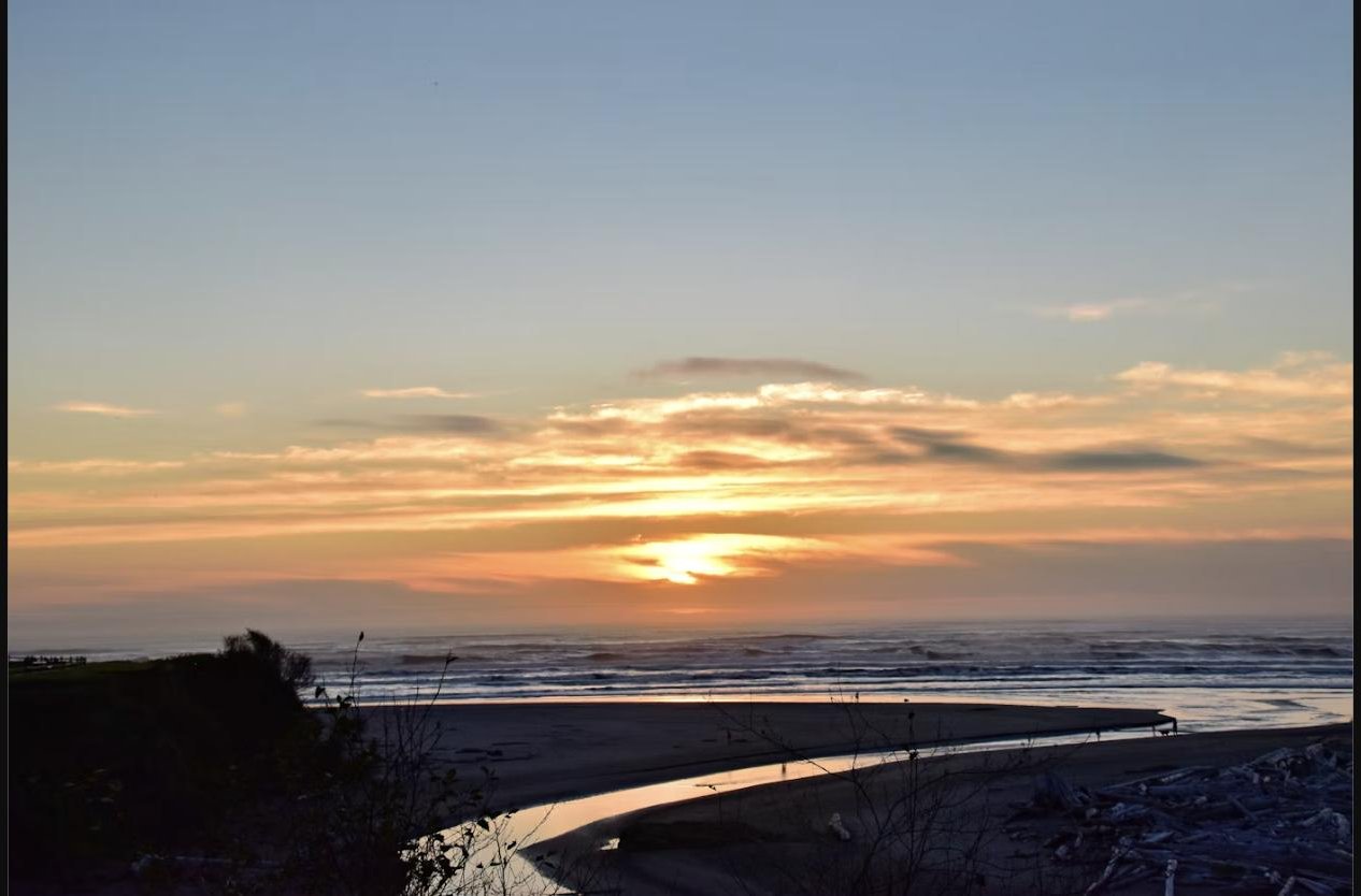 Sunset over the beach and driftwood at Kalaloch, Olympic National Park